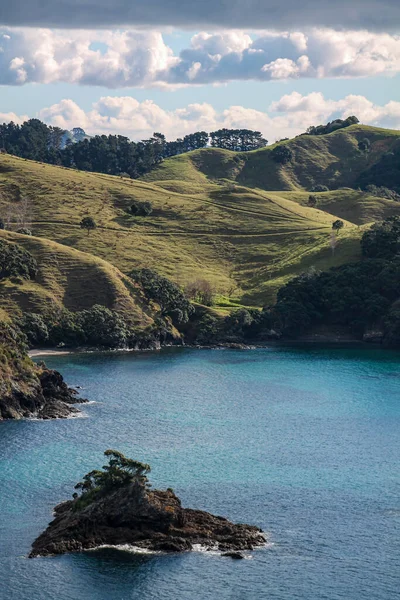 Disparo Vertical Una Roca Agua Con Montañas Cubiertas Verde — Foto de Stock