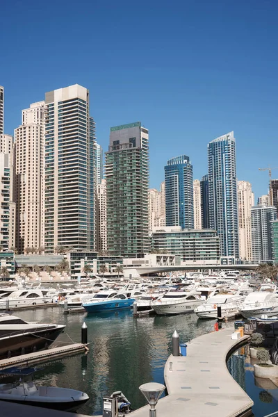 Vertikální Záběr Lodí Kotvících Přístavu Města Moderními Vysokými Budovami Dubaji — Stock fotografie