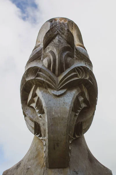 ニュージーランドのマオリの木の湾曲した彫刻の垂直ショット — ストック写真