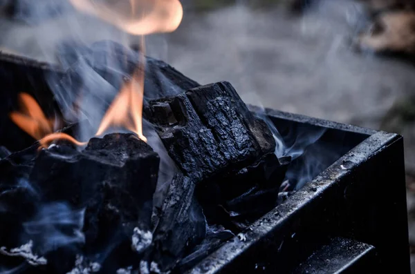 Een Close Shot Van Fel Brandende Zwarte Kolen Zwarte Ijzeren — Stockfoto