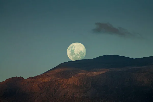 Una Vista Panoramica Una Luna Piena Sulla Montagna Sera — Foto Stock