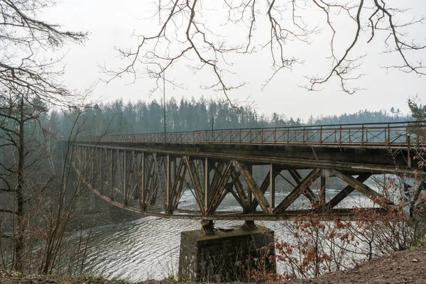 Ein Malerischer Blick Auf Die Hölzerne Eisenbahnbrücke Über Den See — Stockfoto