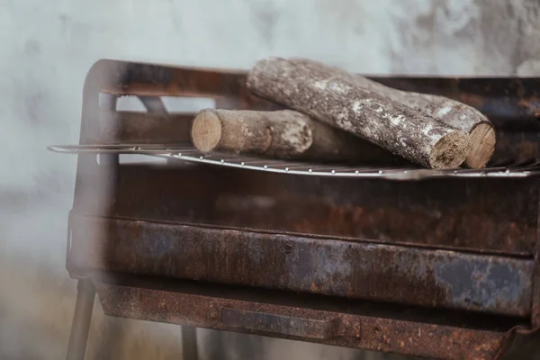 Primer Plano Dos Troncos Una Vieja Parrilla Oxidada — Foto de Stock