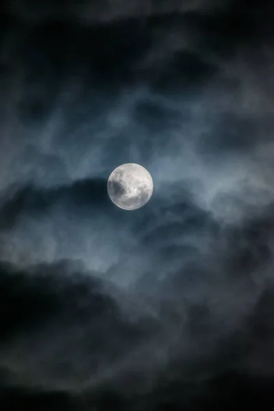 Tiro Vertical Lua Céu Nublado — Fotografia de Stock