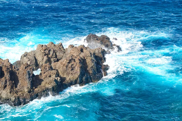 Vista Alta Océano Azul Ondulado Rompiendo Sobre Rocas Volcánicas Orilla —  Fotos de Stock