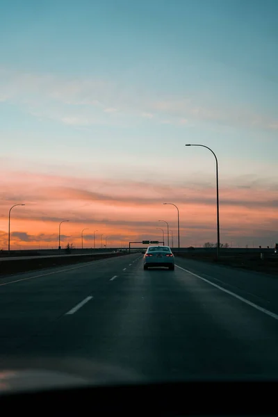 日没時にウィニペグの高速道路の垂直ショット — ストック写真