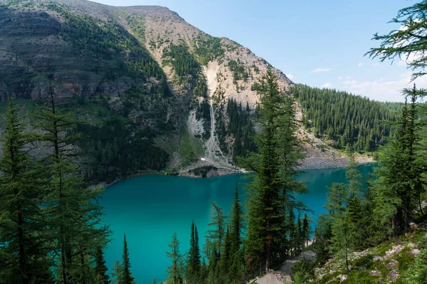 Kanada Rocky Dağ Parkı Ndaki Gölün Büyüleyici Bir Görüntüsü — Stok fotoğraf