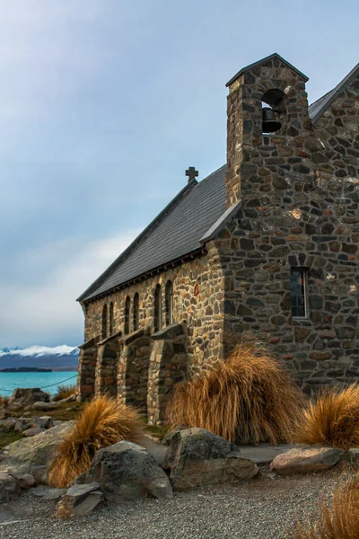 Tiro Ángulo Bajo Vieja Iglesia Cerca Del Lago — Foto de Stock