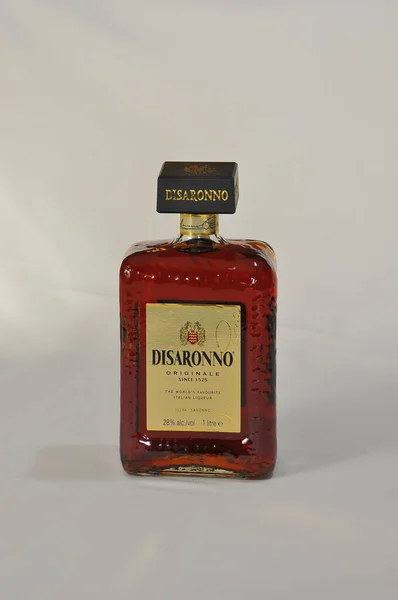 一瓶Amaro Disaronno酒的垂直镜头 — 图库照片