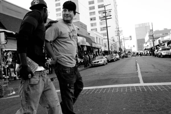 Серый Крупный План Двух Мужчин Переходящих Улицу Центре Лос Анджелеса — стоковое фото