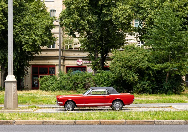 Klasik Kırmızı Bir Ford Mustang Araba Cabriolet Sokağa Park Edilmiş — Stok fotoğraf