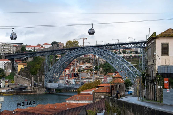 ポルトガルの川に架かる金属製の橋の写真です — ストック写真