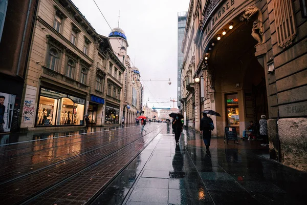 Μια Βροχερή Μέρα Ανθρώπους Περπατούν Ομπρέλες Στο Κέντρο Του Ζάγκρεμπ — Φωτογραφία Αρχείου