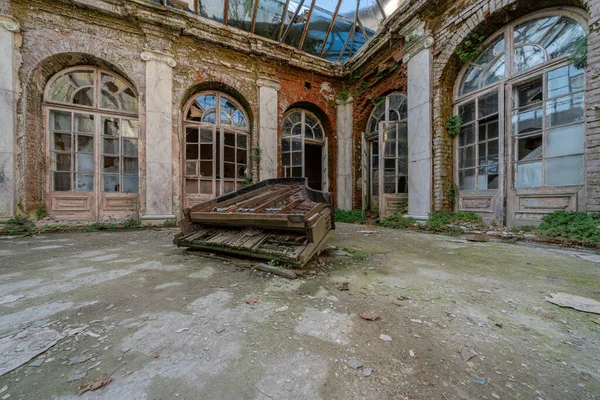 Viejo Piano Madera Roto Medio Las Ruinas Edificio Medieval Abandonado — Foto de Stock
