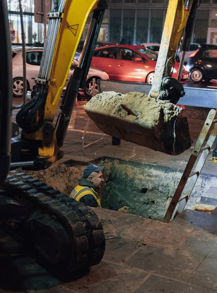 Una Mini Excavadora Trabajando Lado Calle Por Noche —  Fotos de Stock