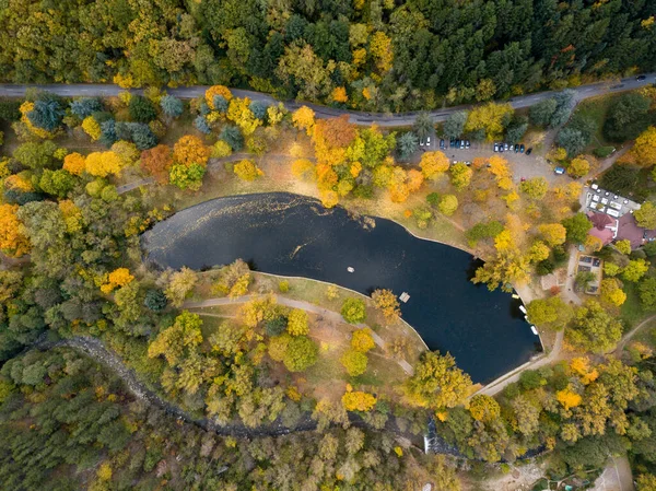 Una Hermosa Vista Paisaje Otoñal Con Árboles Lago Día Soleado —  Fotos de Stock