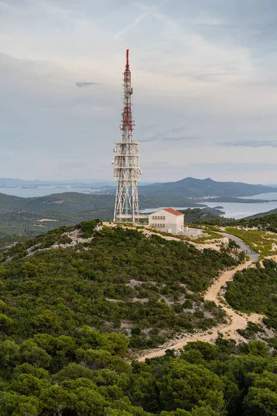Disparo Vertical Una Torre Telecomunicaciones Contra Cielo Nublado Croacia —  Fotos de Stock