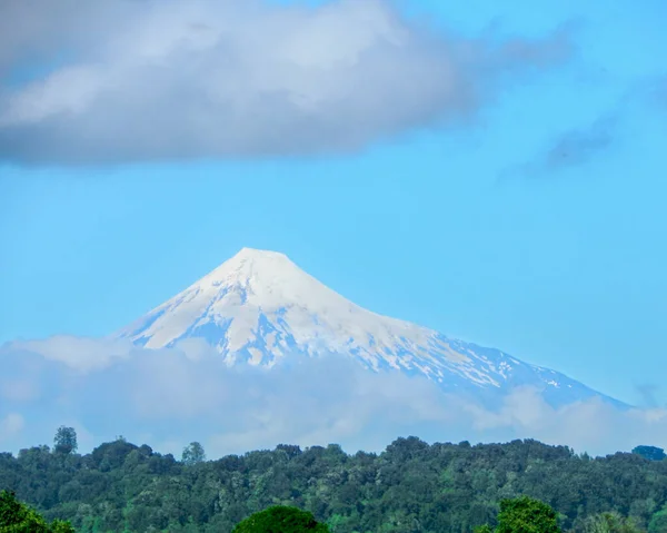 Una Hermosa Toma Del Volcán Osorno Chile Bajo Los Cielos — Foto de Stock