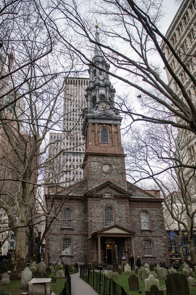 Plano Vertical Una Iglesia Con Una Torre Ciudad Nueva York —  Fotos de Stock