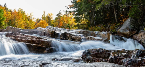 Malownicze Ujęcie Wodospadu Otoczonego Jesiennym Lasem — Zdjęcie stockowe