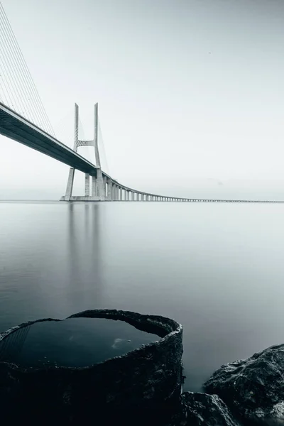 Plan Vertical Niveaux Gris Pont Vasco Gama Avec Réflexion Dans — Photo