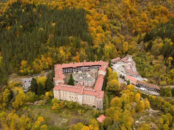 Een Luchtfoto Van Het Klooster Van Rila Bergen Met Gele — Stockfoto
