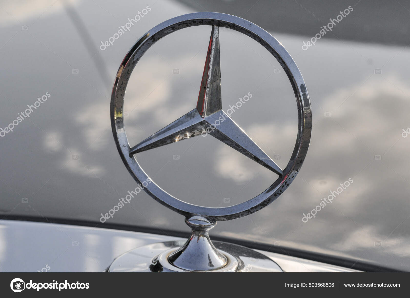 Eine Nahaufnahme Des Mercedes Benz Stern Logos Auf Der Motorhaube