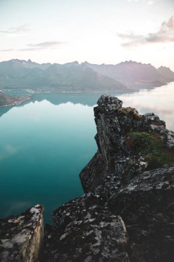 Arka planda okyanus olan bir uçuruma yakın çekim.