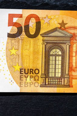 Avro banknotlarının ayrıntıları üzerinde seçici bir şekilde durulacak. 50 avro izole edilmiş. Dünya para kavramı, enflasyon ve ekonomi kavramı