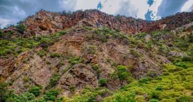 Melbourne, Avustralya 'da bulutlu bir gökyüzünün altındaki dağların manzarası