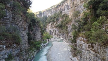 Dağlardaki bir kanalın havadan görünüşü