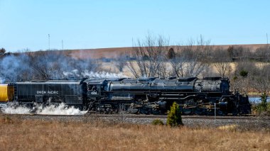 Soğuk bir sonbahar gününde Union Pacific Big Boy Lokomotifi 'nin güzel bir fotoğrafı.
