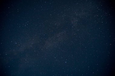 Gökyüzü dolu bir gece fotoğrafı.