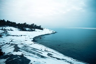 Karla kaplı bir sahil şeridinin güzel bir görüntüsü