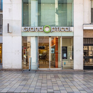 Büyük Optik Gözlükçü Mağazası Logosu ve tabelasıyla ön cephe.