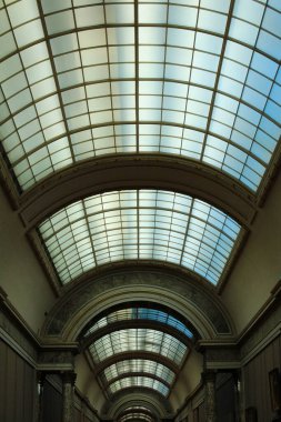 Louvre, Paris, Fransa 'nın cam çatısının dikey görüntüsü.