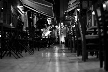 Geceleri sokak kafesinin gri ölçekli şehir manzarası.