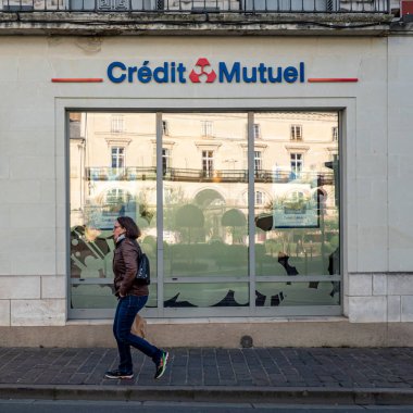 Logo ve tabelalı Credit Mutuel ön cephe manzarası. Ünlü marka. Model dizaynına imza at