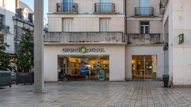 GRAND OPTICAL Fransa 'da bir caddedeki mağaza cephesi