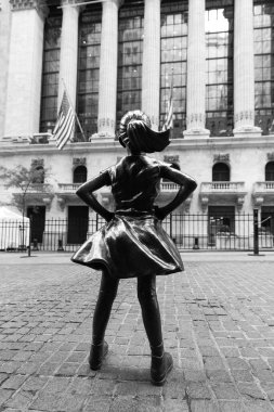 New York Şehri, Birleşik Devletler - 29 Kasım 2021: Wall Street 'teki New York Borsa Binası' na Korkusuz Kız Heykeli