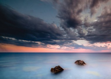 Deniz ve kayaların manzarası. Uzun pozlama alanı.