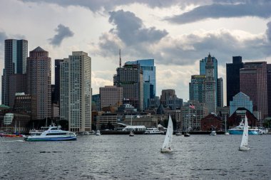 Önünde liman olan Boston Skyline.