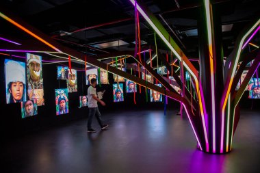 Peru 'nun yerlileri, Dubai' deki Peru Pavilion Fuarı 'nda ekranlarda görülüyor.