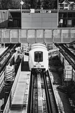 Vancouver, Kanada 'daki Skytrain İstasyonu' nun dikey gri tonlu görüntüsü.