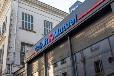 Credit Mutuel Bank ön mağaza ön görünümü logo ve işaret ile