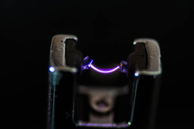 Elektronik kavis çakmağının yakın çekim görüntüsü..