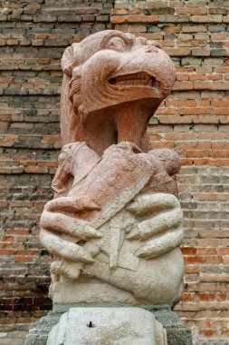 İtalya, Padua 'daki Santa Giustina Manastırı yakınlarında bir heykel.