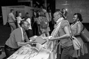 Güney Afrika 'nın Johannesburg kentinde sağlık çalışanlarının HIV konferansındaki delegelerin gri tonlu görüntüsü