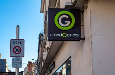 Büyük Optik Mağaza tabelasının bir görüntüsü.