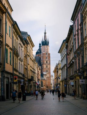 Polonya 'nın Krakow kentindeki Ana Pazar' ın dikey çekimi
